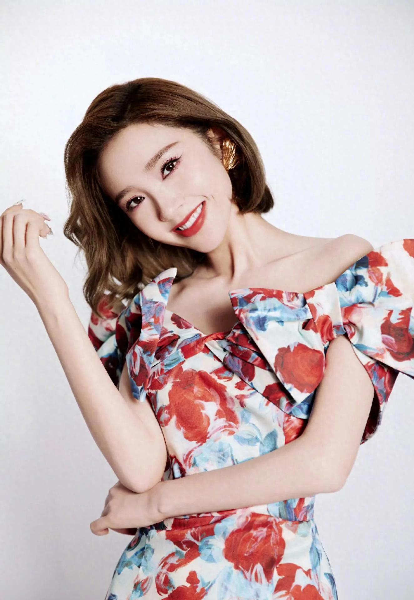 女星唐艺昕笑容灿烂，花裙映衬的更显活力和魅力！