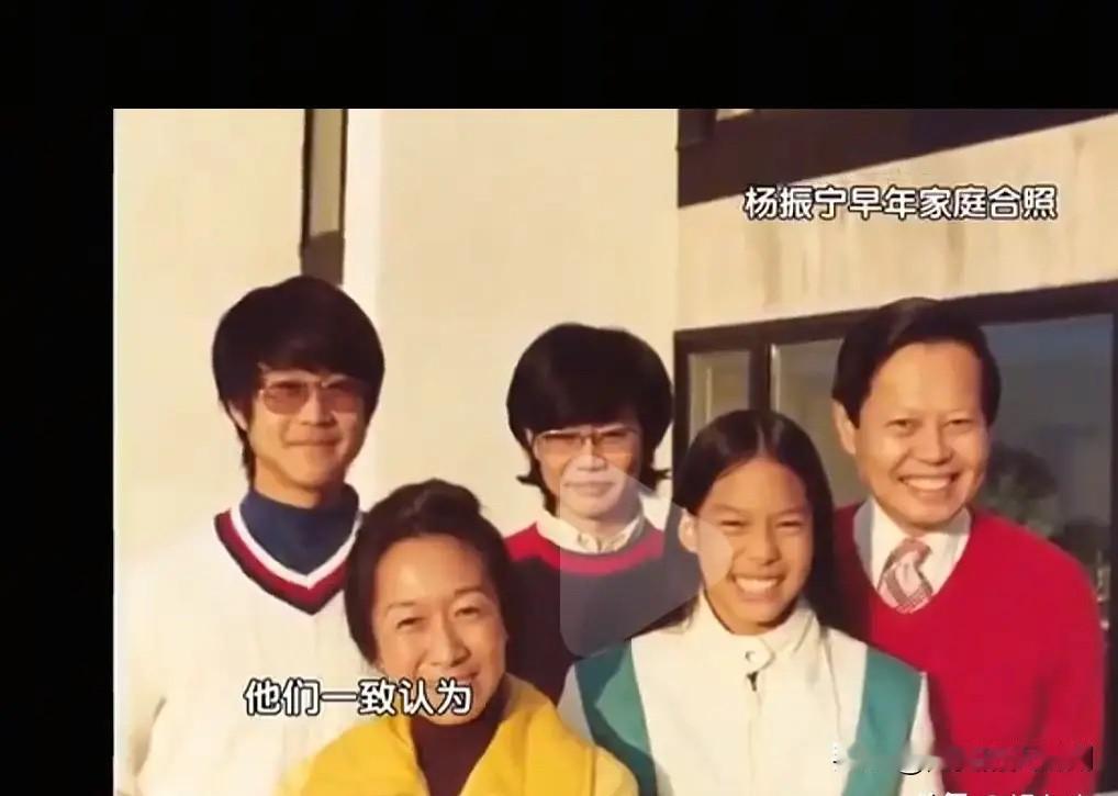 杨老有三个孩子，最小的女儿也比翁帆要大15岁！她们都定居美国了，面对父亲再婚的选