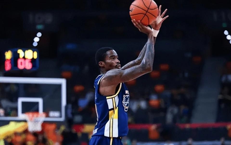 广东宏远突然给自己来了个狠的，闪电侠萨姆纳被裁！ 今早，球队官方宣布取消萨姆