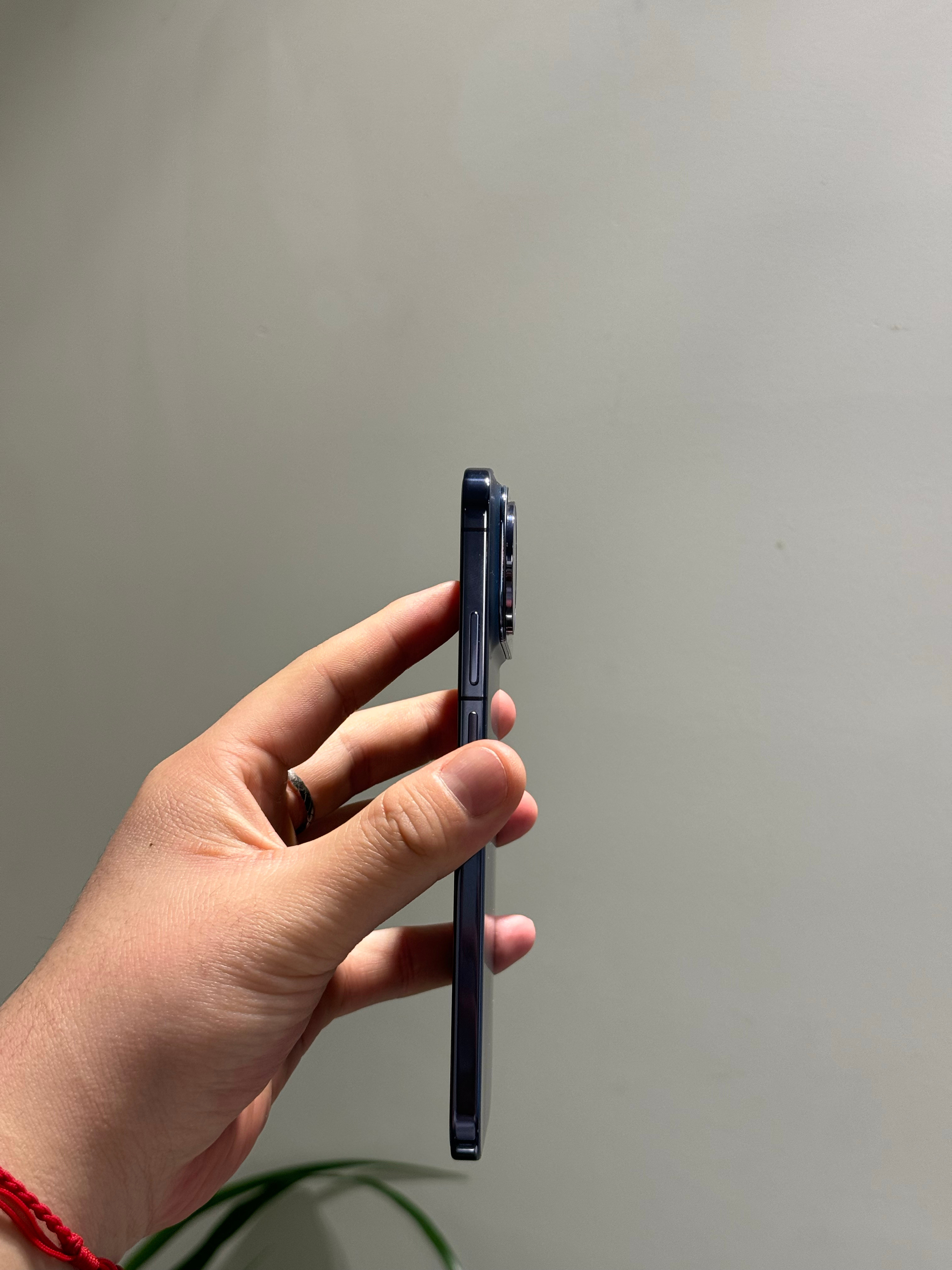 用了一段时间华为nova15Ultra了，总体感觉裸机上手很舒服，边框弧度刚