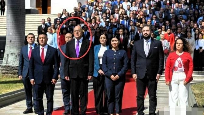 委内瑞拉这事儿闹得跟演电视剧似的！这兄妹俩莫不是想把国家“清仓大甩卖”？哥哥