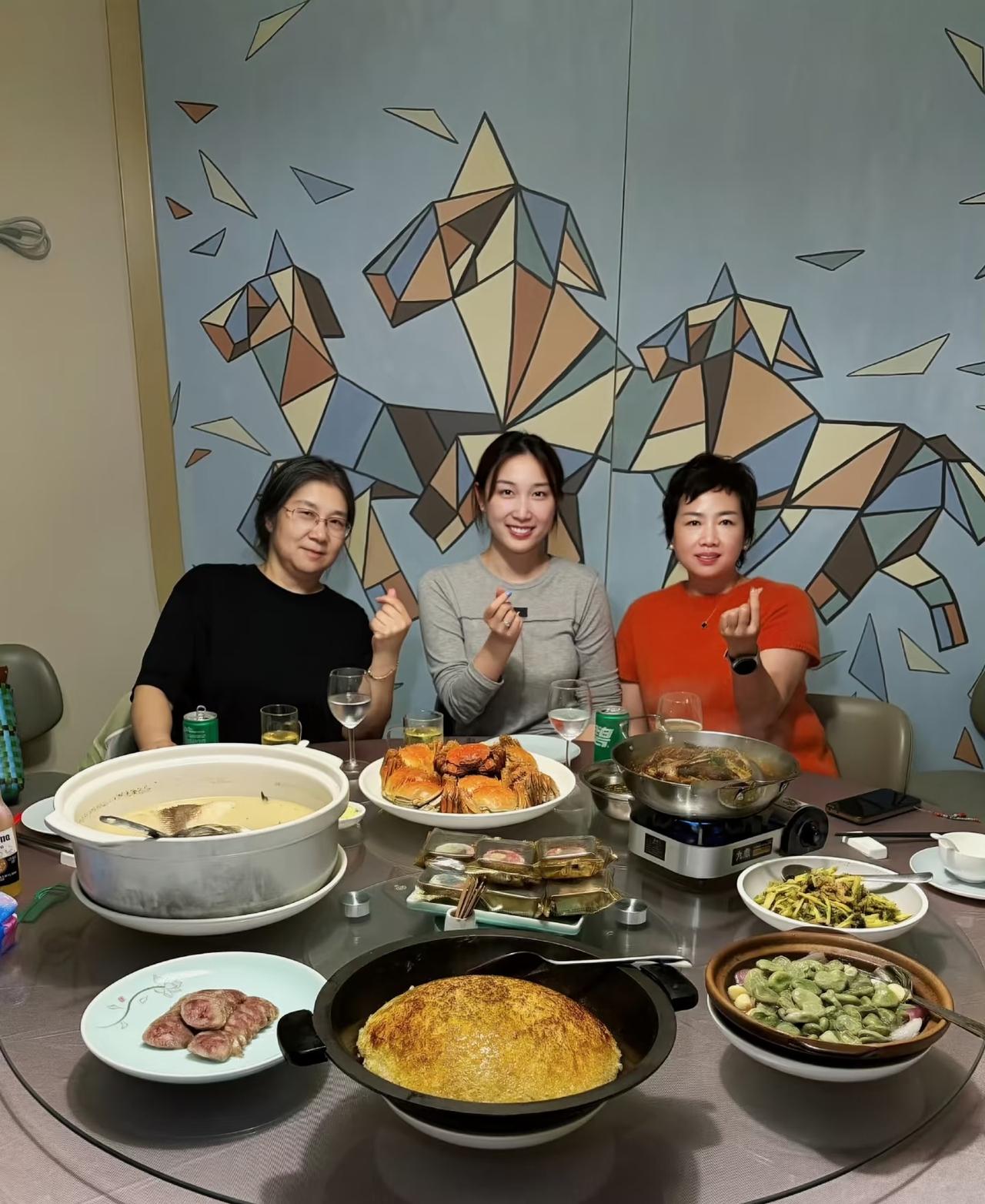 钱天一：天花板好儿媳！老公王昶参加亚运会，她陪婆婆和妈妈一起过中秋