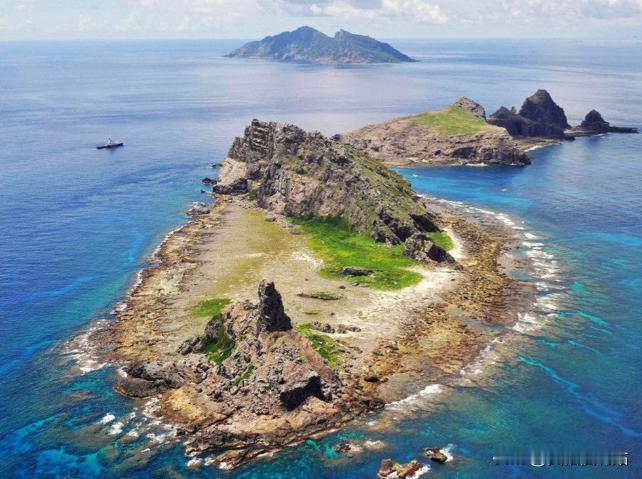 钓鱼岛上住着什么人？目前，钓鱼岛并无长期居住人口，有人可能会问，这么大一片海