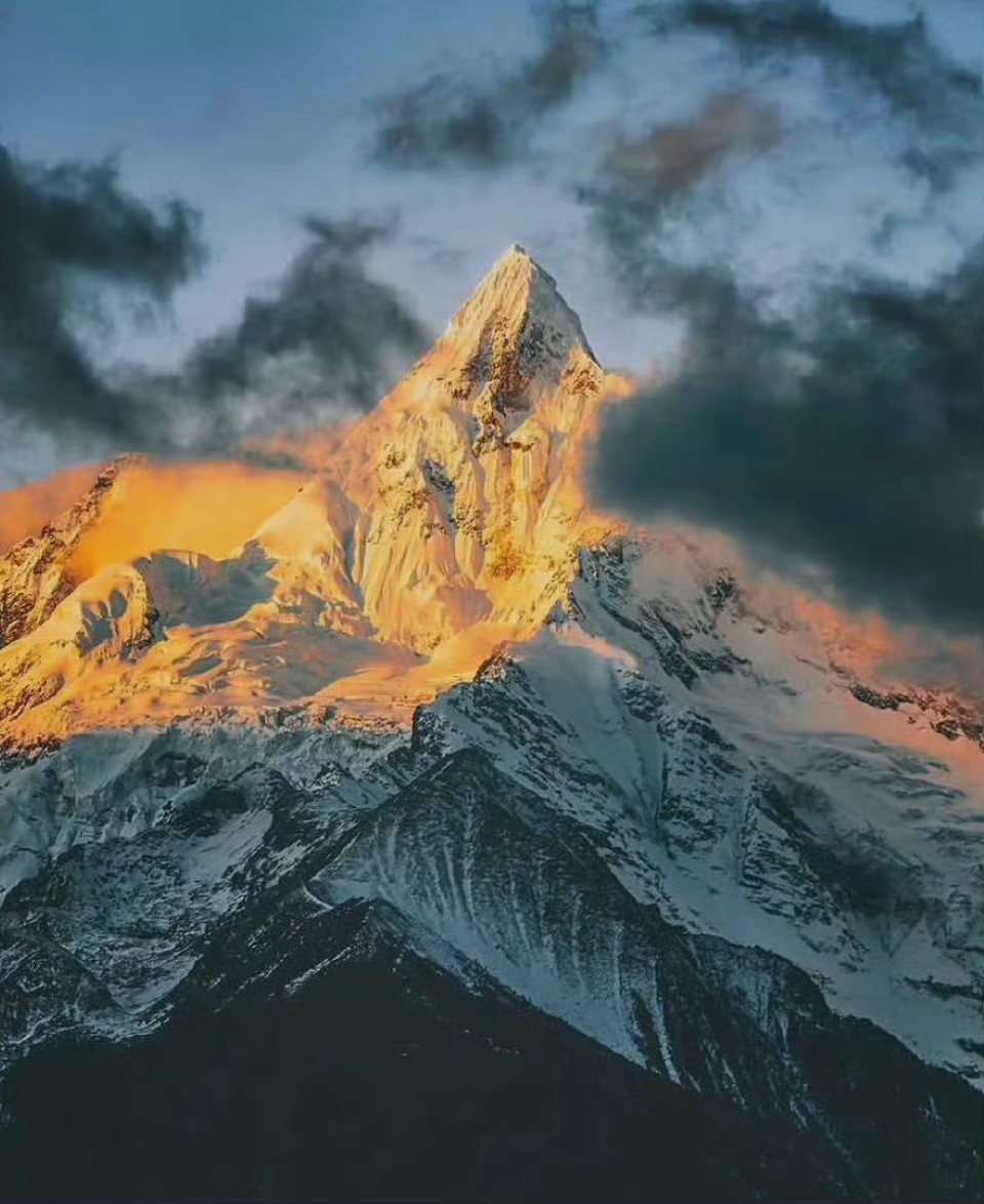 当阳光洒满梅里雪山，再现绝美日照金山。​​​​