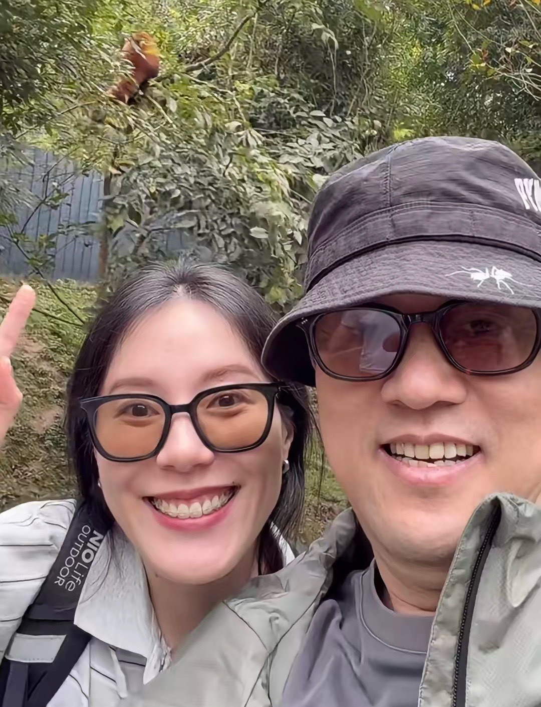 蔚来CEO李斌带老婆孩子游成都，40岁王屹芝和老公一起戴情侣墨镜，两个儿子头发都