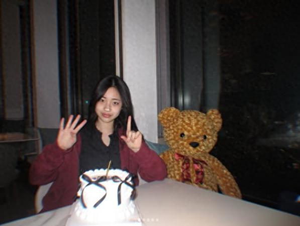 小S的小女儿许老三，一晃都14岁了，生日的时候晒了张庆生照，穿着红外套，