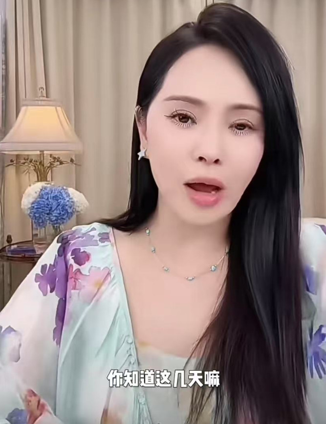 有人在伊能静的直播间留言：“不开美颜看看，本人长得一定很难看。”伊能静看到后