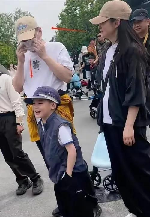 蒋勤勤和两个儿子，蒋勤勤的气质真好，身材高挑，气质典雅。陈建斌好福气啊？蒋勤勤
