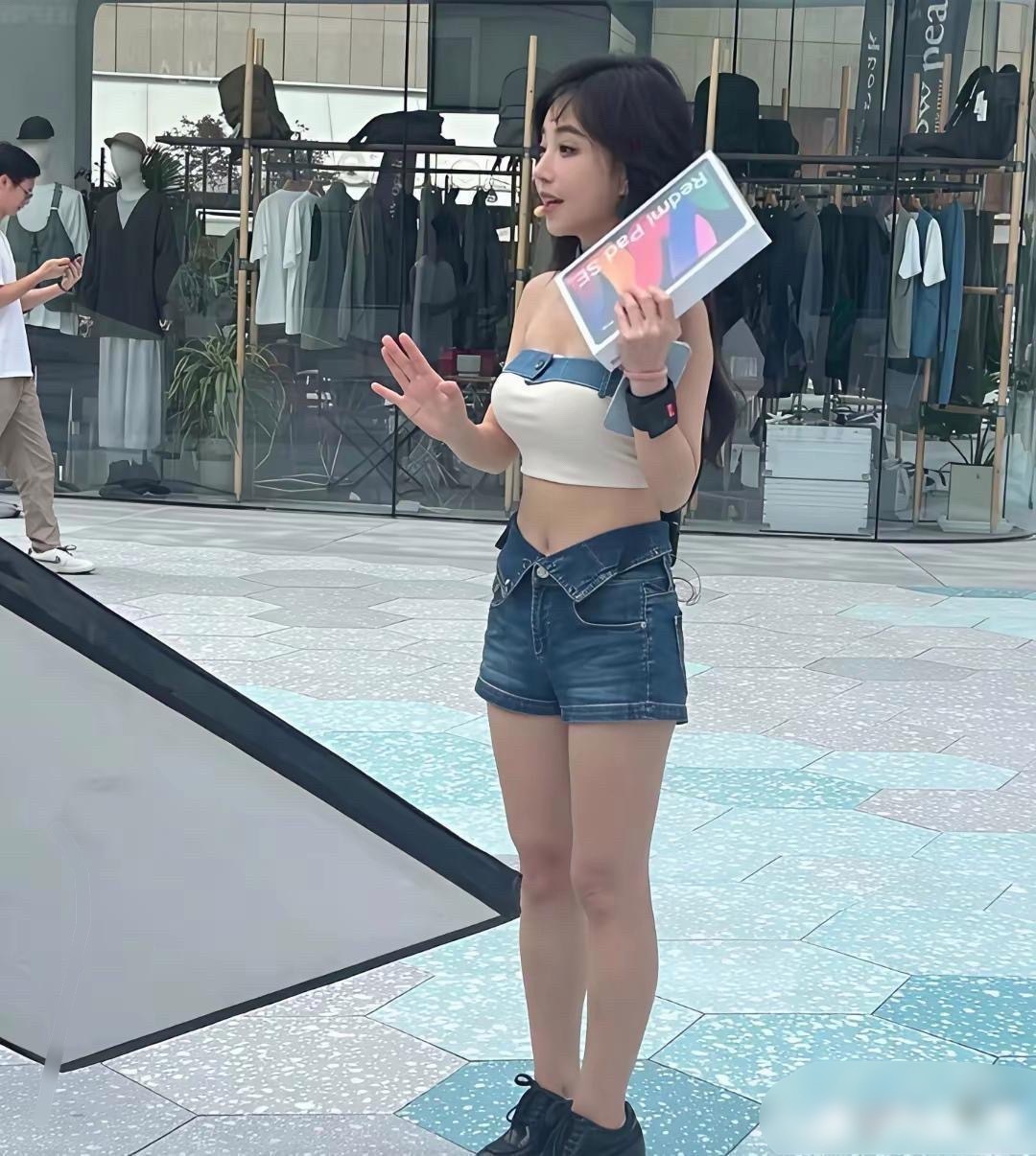 离开了美颜滤镜，生图才是最真实的状态我刷到这张线下活动生图，真的和镜头里面差别挺