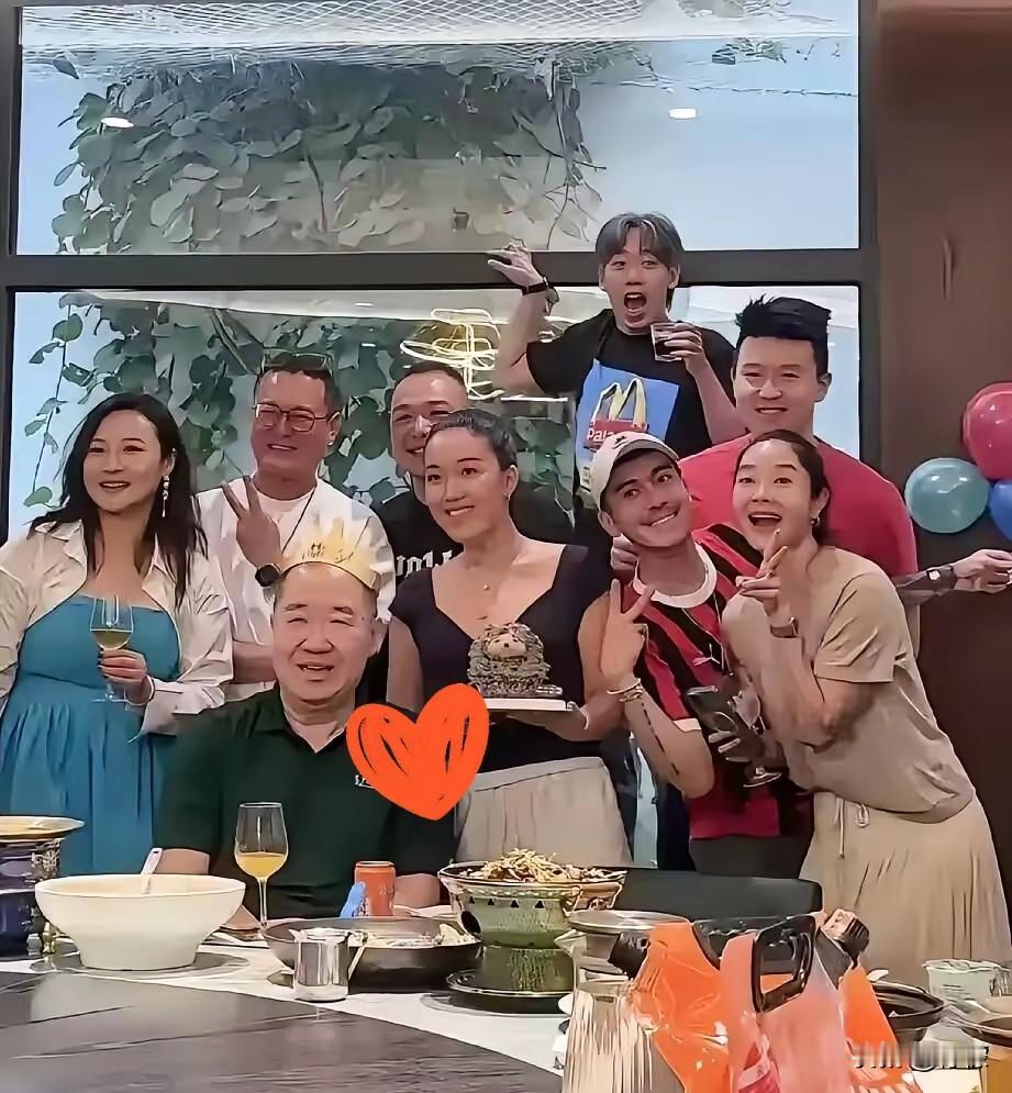英达这阵子怕是笑不出来了。不是又闹了啥离婚的事儿，是他办66岁寿宴，大儿子