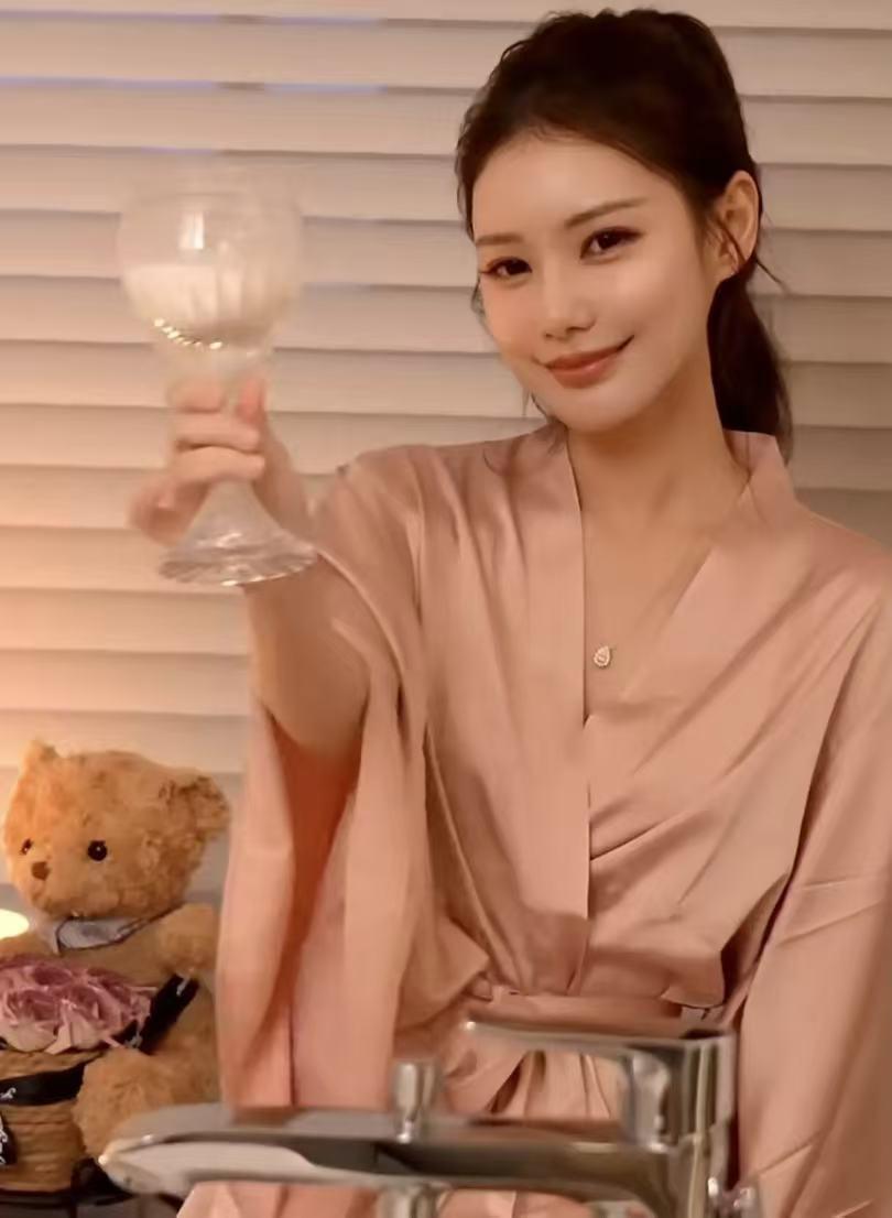 不得了，马筱梅晒新图，她儿子的手背上突然多出了一颗痣！七夕这天，马筱梅高调晒