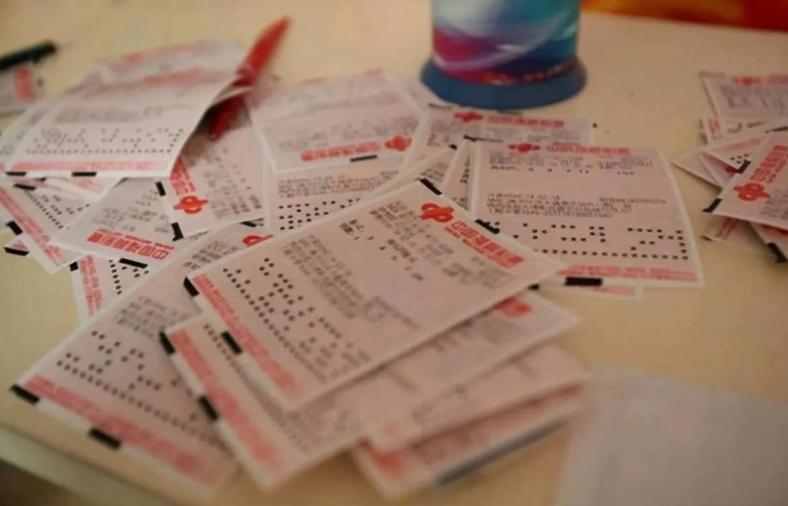 你知道中彩票靠什么吗？所有人都会告诉你是运气。但有个男人偏不信这个邪——他叫