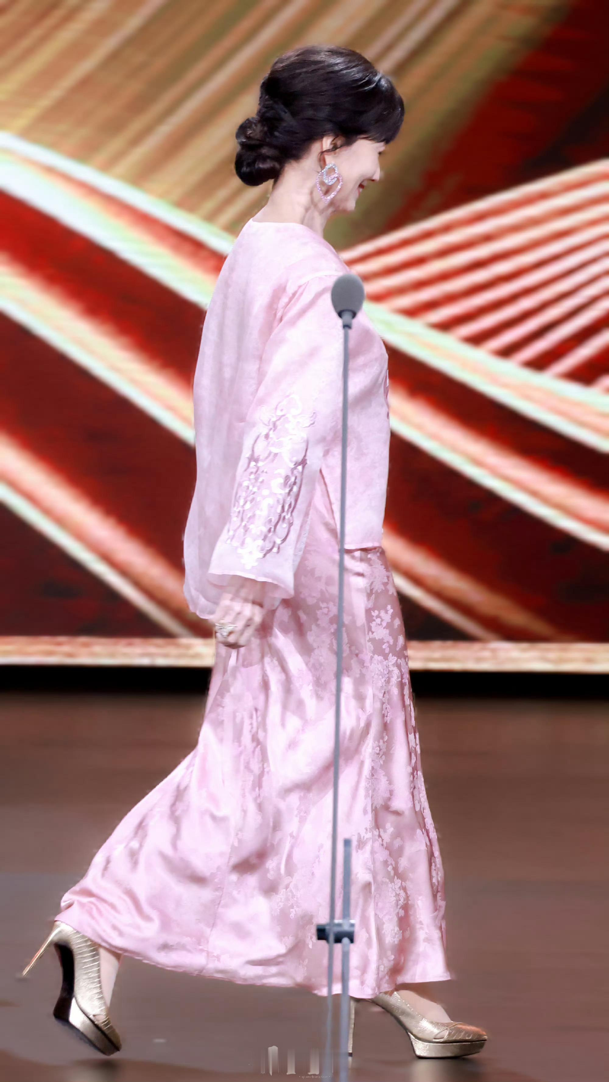 赵雅芝➡️芝芝莓莓🍓，粉粉的很安心赵雅芝人比花娇这竟然是赵雅芝72岁状态赵雅芝