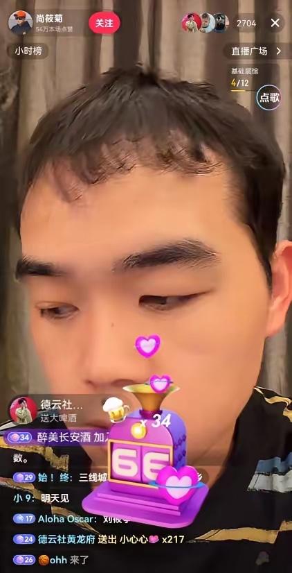 【岳云鹏徒弟尚筱菊直播索要礼物，被指有违初衷！】近日，德云社相声演员、岳云鹏徒
