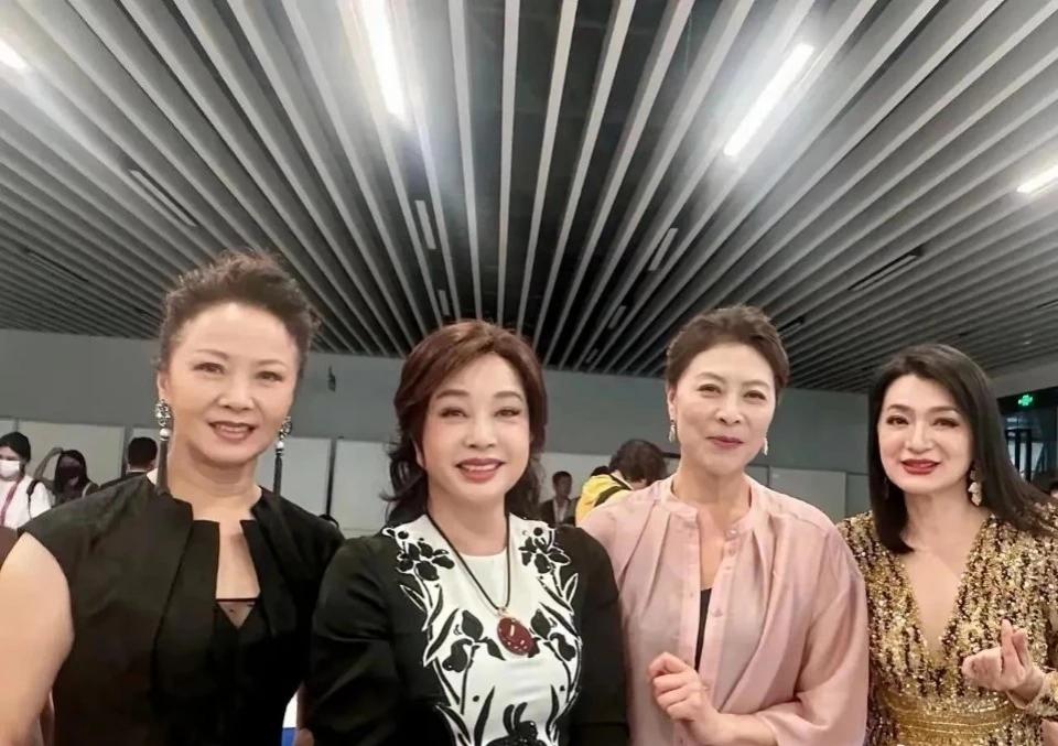 刘晓庆都70多岁了，这状态保持得真不错，比大多数同龄人都显年轻。虽然她是几位里年