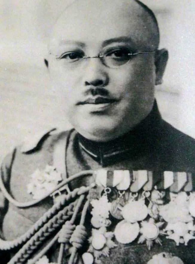 1918年，风姿绰约的少妇钱秀芬，受邀赴唐继尧府邸打牌消遣。谁知牌局正酣之际，唐