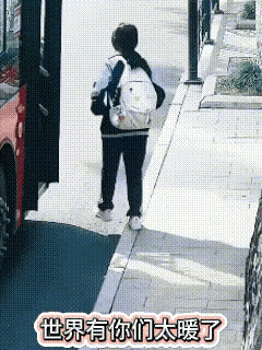 妈妈看了视频，感动得哭了！公交车到站了，女孩下车后想过马路，突然一阵头晕，眼前