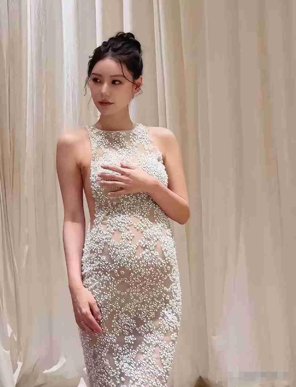 马筱梅挺孕肚挑礼服的照片一出来，评论区全是“这状态也太好了”。离5月那场婚