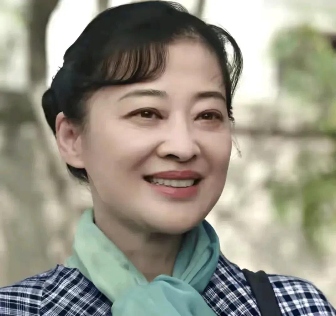 央视黄金档那部《好好的时光》，我硬撑着看完一集，最后还是弃了。倒不是对年代戏