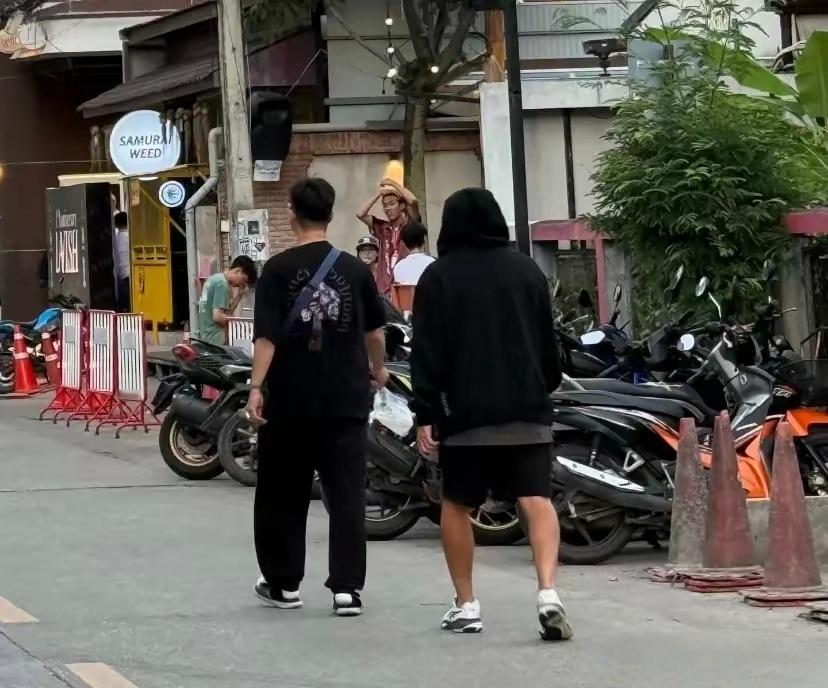 周杰伦送昆凌去录制《中餐厅》，清迈街头被偶遇，真的妥妥的宠妻狂魔