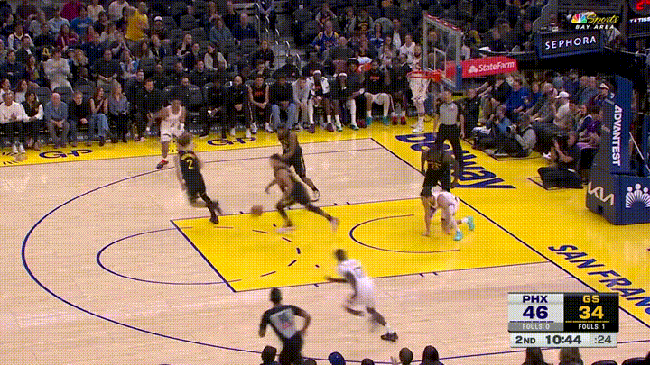 勇士超级巨星库里真是让人感到无比的震惊！在今天勇士主场迎战太阳的比赛中，当时比赛