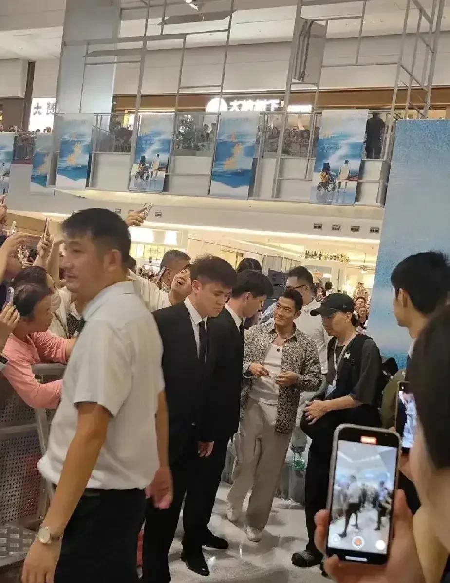 郭富城路人视角这么矮？看着比主持人还矮一大截，他的身高官方写的171cm，我看