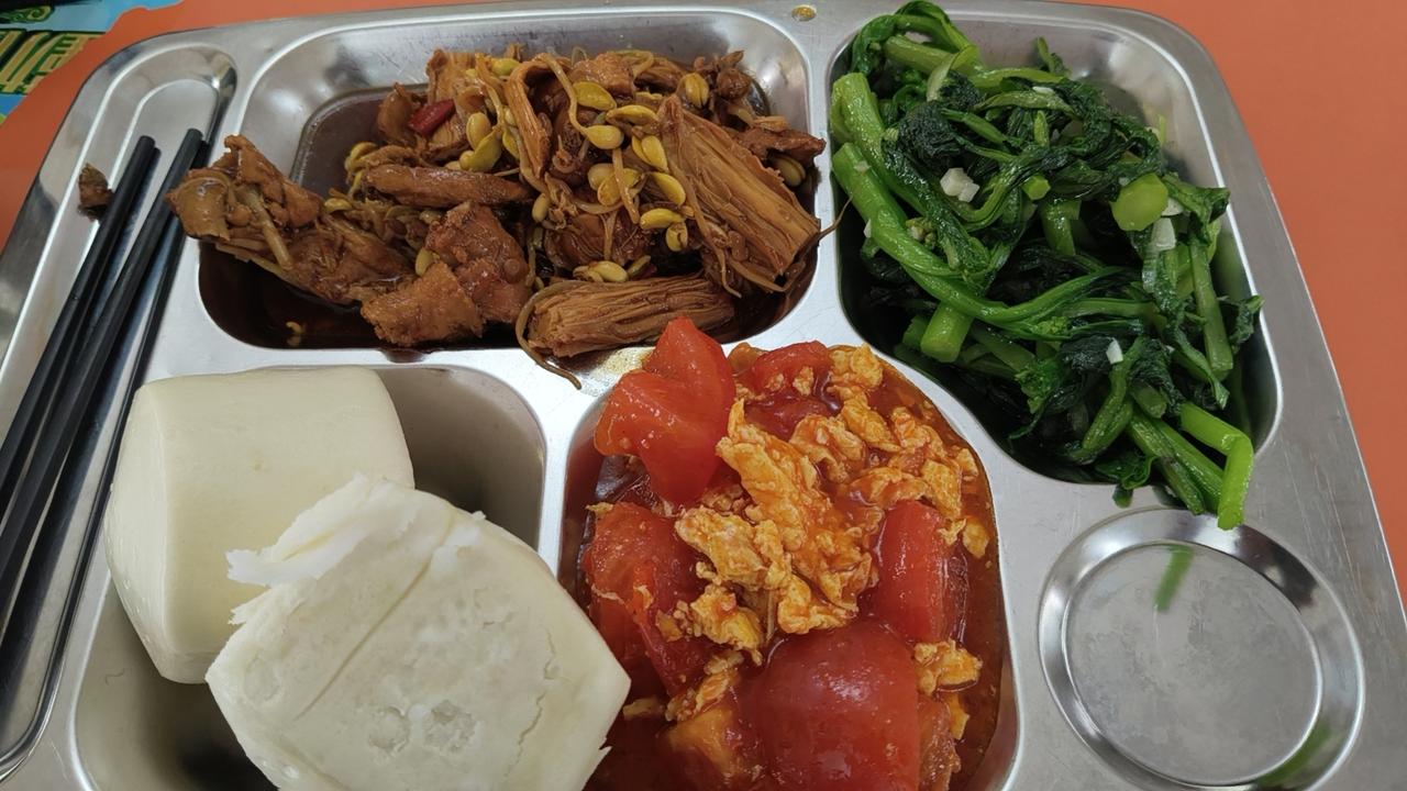 今天减脂了，早上吃个西红柿，中午吃个黄瓜，丰盛的晚餐，简单实惠，好吃不贵，人间美