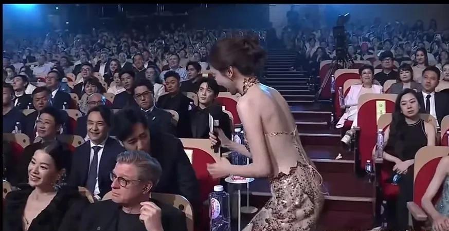 “给心情点道菜”！姜妍这主持功底可以啊之前怎么没有看出来看了最近姜妍主持白