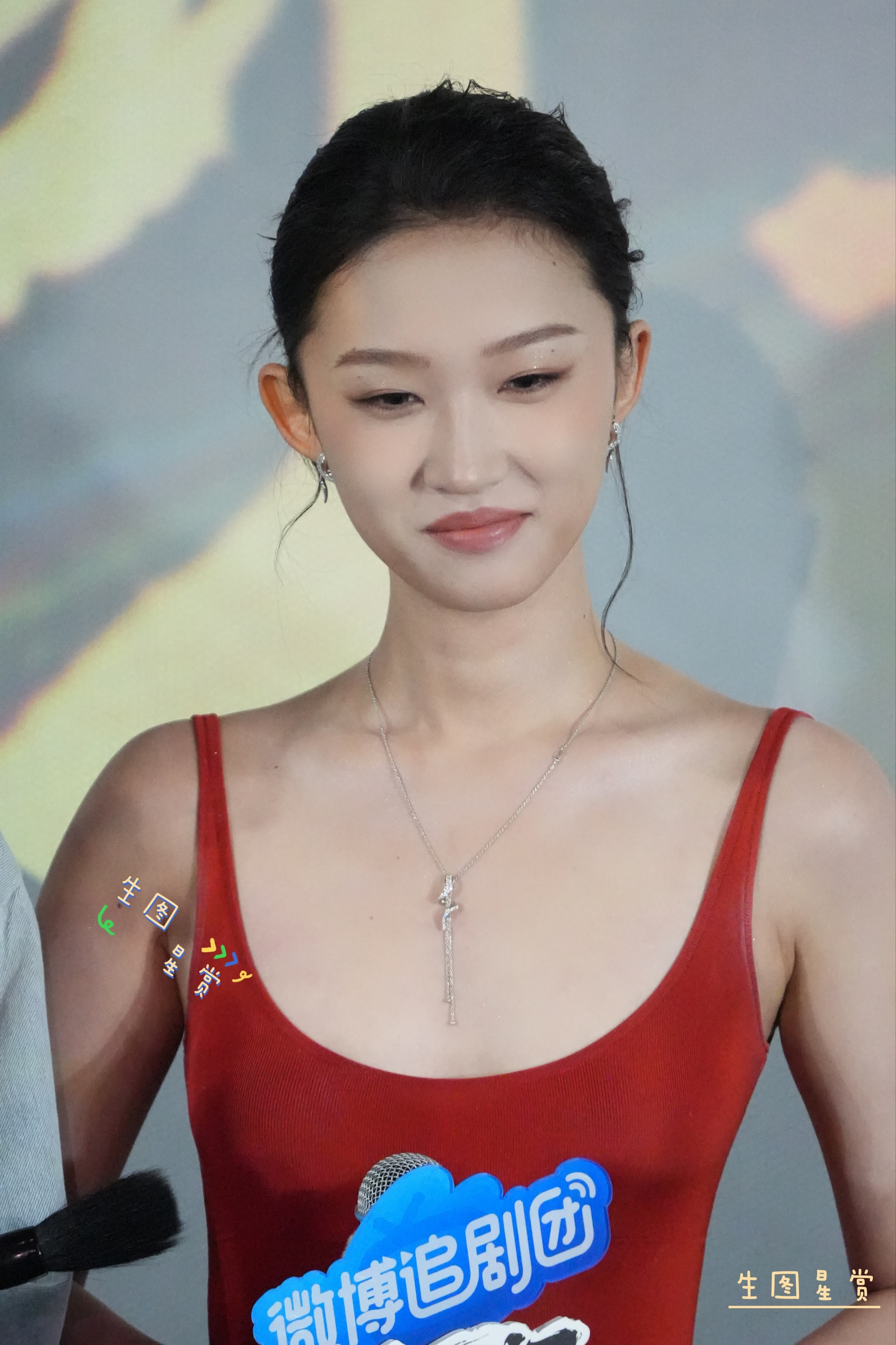 “谋女郎”王佳怡子夜归追剧团，吊带红裙清秀明丽王佳怡柳太真​​​