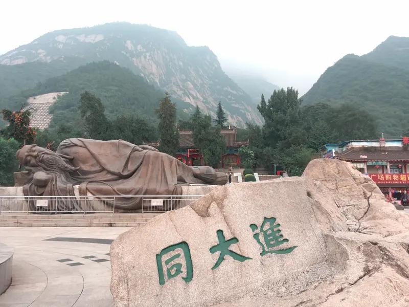 陈抟的“躺赢学”：拒官宣言成网红诗宋太宗邀道士陈抟当官，他回诗：“紫绶纵荣争及