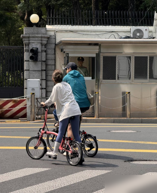 身价上亿的顶流，竟在大街上蹬单车溜娃。9月26日上海街头，胡歌带老婆黄曦宁，领着3岁女儿小茉莉，一家