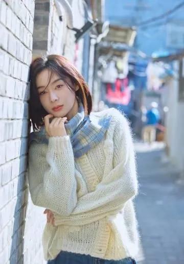 袁姗姗的冬日氛围感，是老街里的治愈系风景袁姗姗这组老街写真太戳了！米白毛衣