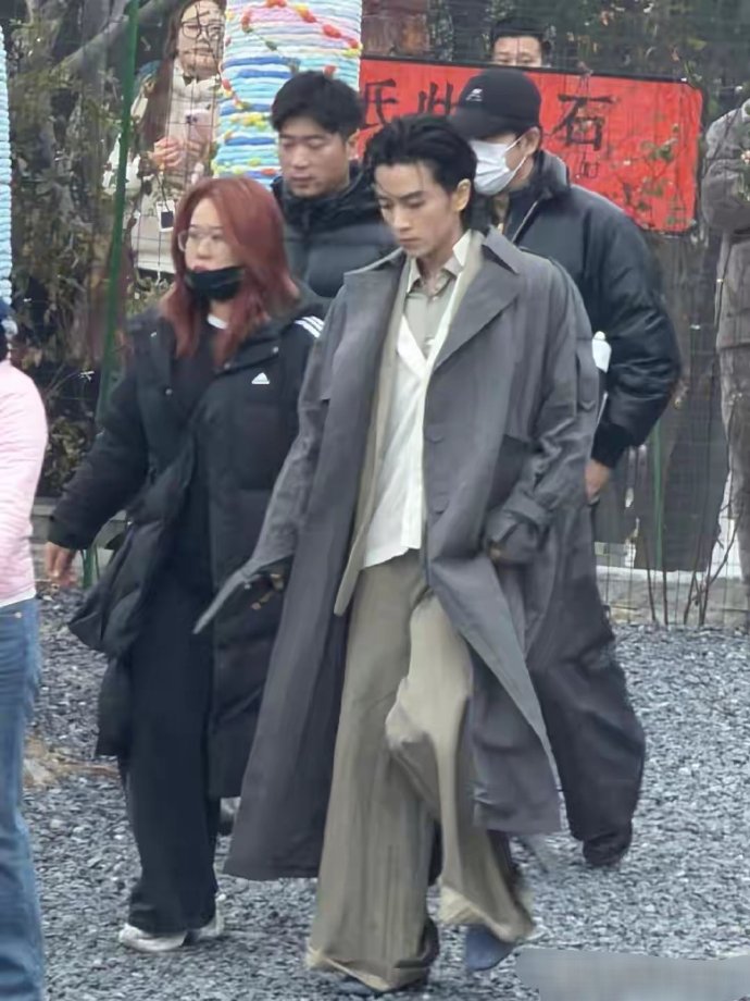 陈晓合肥拍摄被偶遇，暴瘦后搭配狼尾发型，像极了谢霆锋超帅​​​