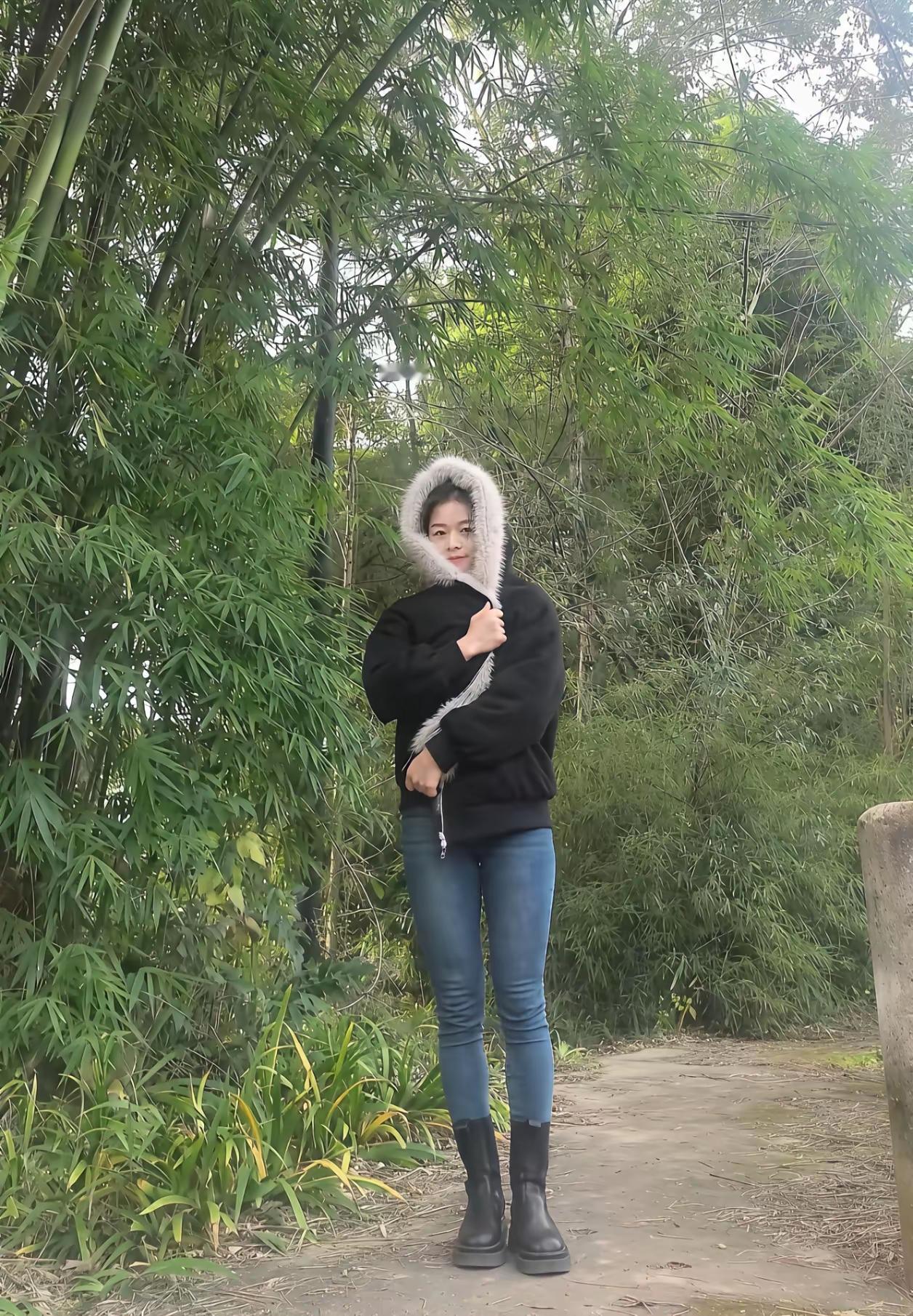 今天降温了，凉飕飕的，出门就像掉进了冰窟窿。早上我还穿着单薄的外套，结果被这冷风