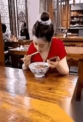 一碗面，两个人，四目相对。男的懵了，女的也懵了。哥们儿心里估计在想：这……天