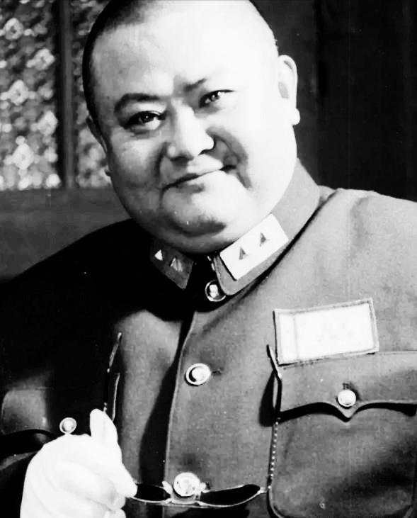 1942年，川军名将范绍增，击杀日方将领酒井直子，建立功勋。谁料，晚年时，他三儿