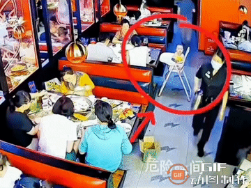 竟敢把孩子放在路中间，这妈妈咋当的？妈妈带着宝宝来吃饭，却光顾自己开心了