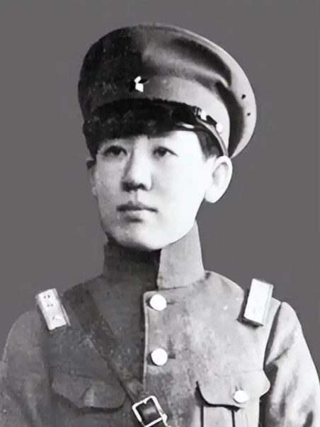 1945年，川岛芳子落入军统手里，可军统手段用尽，她就是没反应。这时，戴笠拿着尺