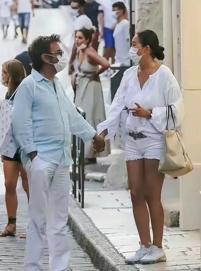 炎热的夏日，巩俐和老公手拉手，顶着烈日去逛街，不得不感叹，二人的感情真的好，这么