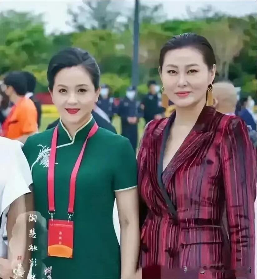 59岁的陶慧敏和54岁的王思懿同框合影，陶慧敏更显年轻漂亮一些。陶慧敏长着一张标