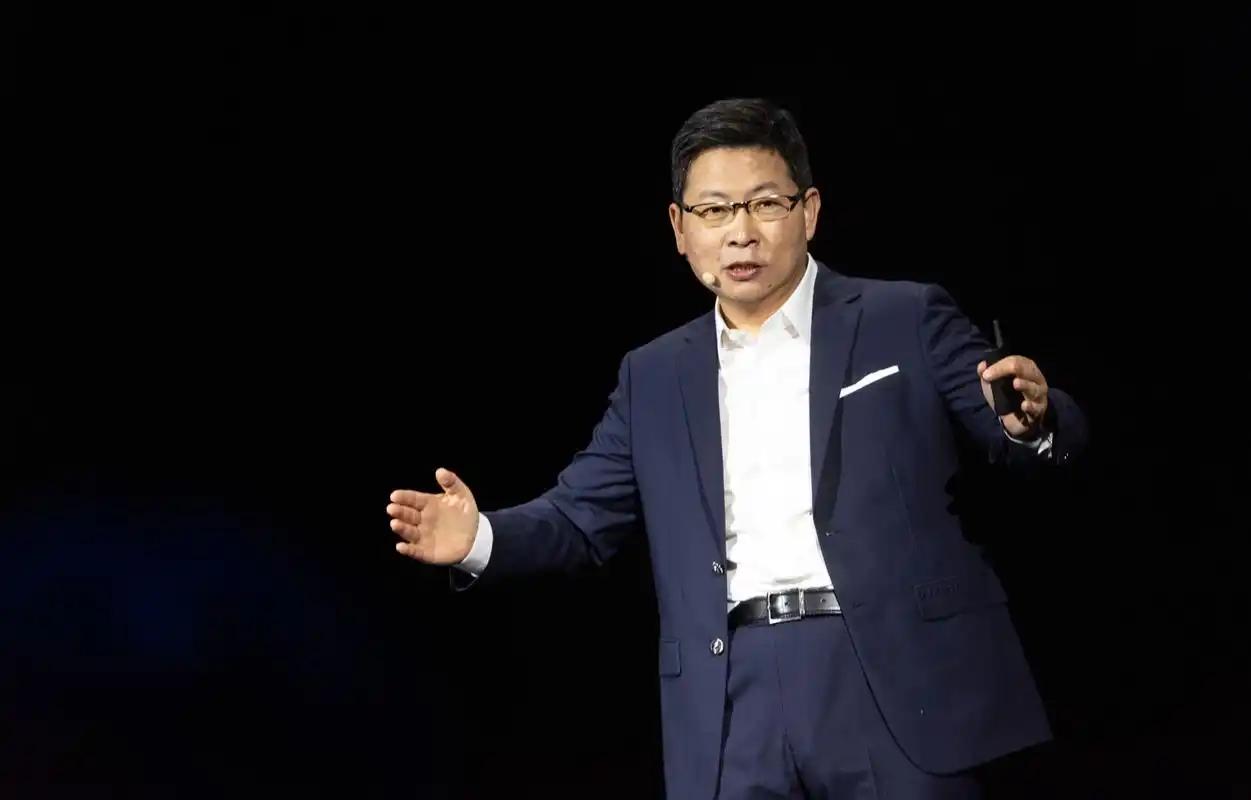 “我建议我们都不要买手机电脑了，帮助余承东共渡难关。”这条评论被顶到了最高。
