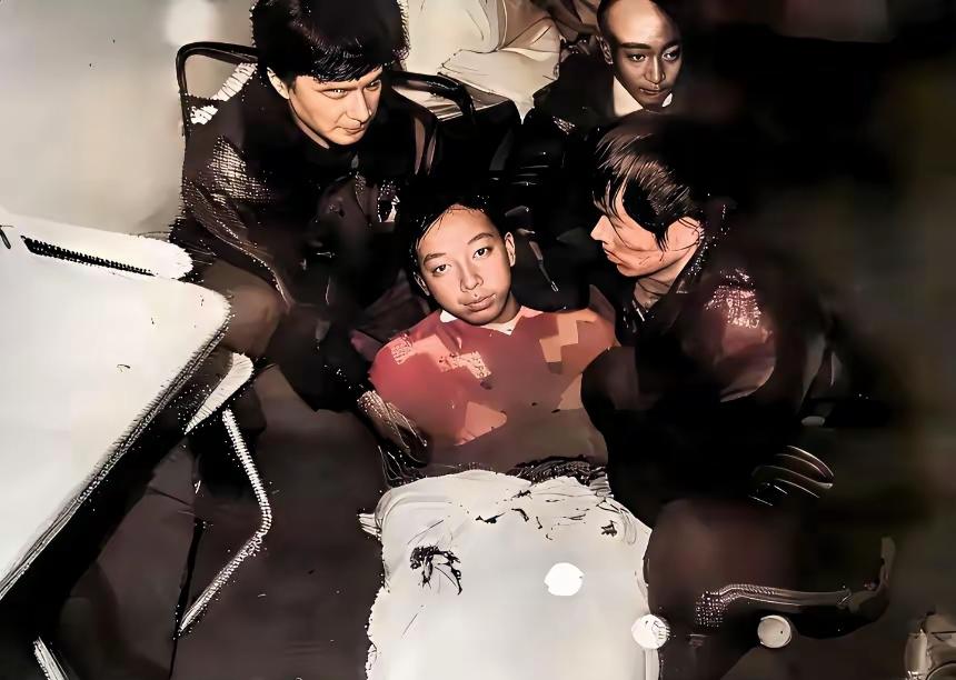 1991年，武汉发生了一场血案，大年三十的夜里，当全城都沉浸在鞭炮声中，汉口蔡家