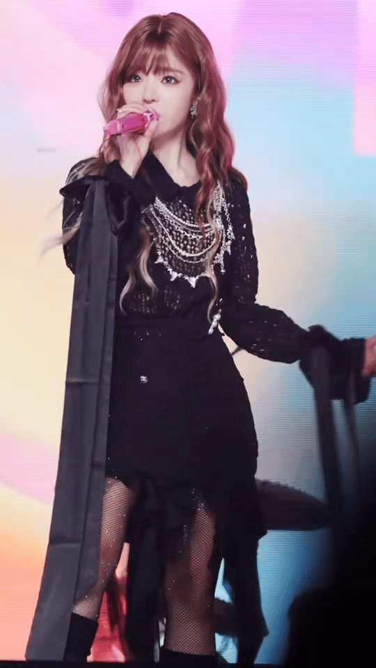 耳帝说黄霄雲唱得比他想得好又一次被她的现场折服，稳定得就像录音室版本。那种举重