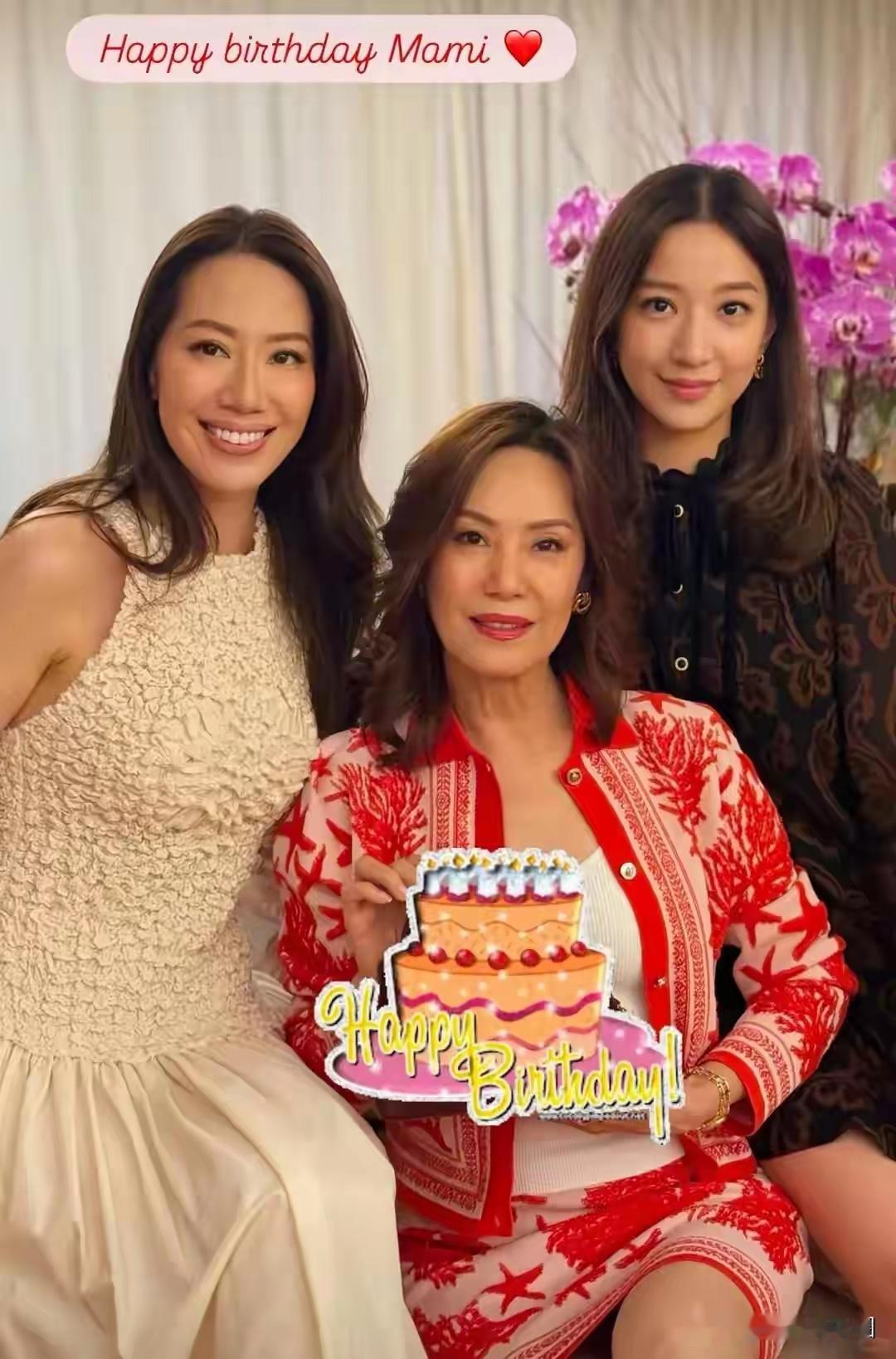 甄子丹岳母69岁生日照曝光，穿吊带裙身材出众，与外孙女像母女​​​