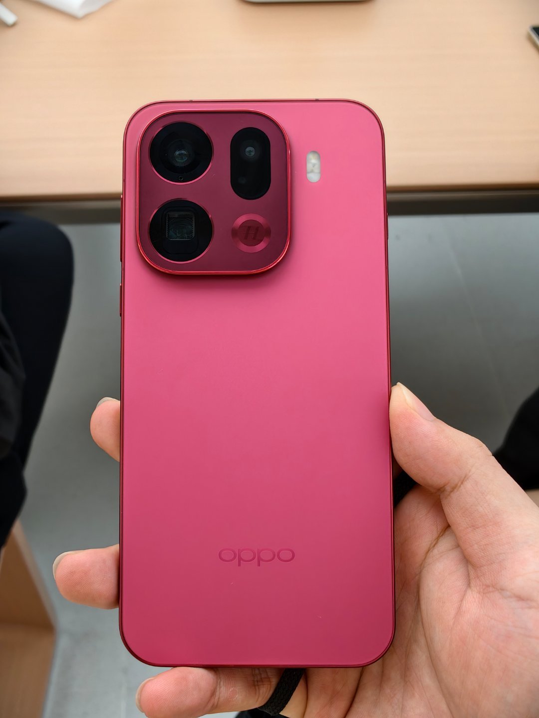 OPPOFindX9系列也到店了，有的店已经摆出来了，有的店还没摆出来。OP