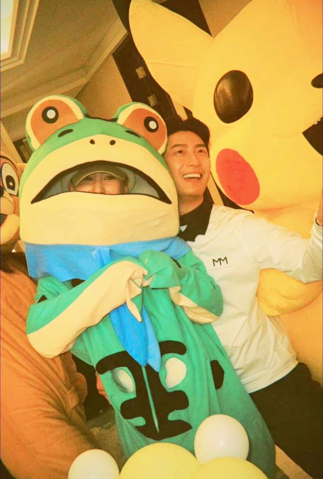 窦骁何超莲用行动啪啪打脸向太！近日，窦骁何超莲的好友晒出照片，窦骁生日时何超