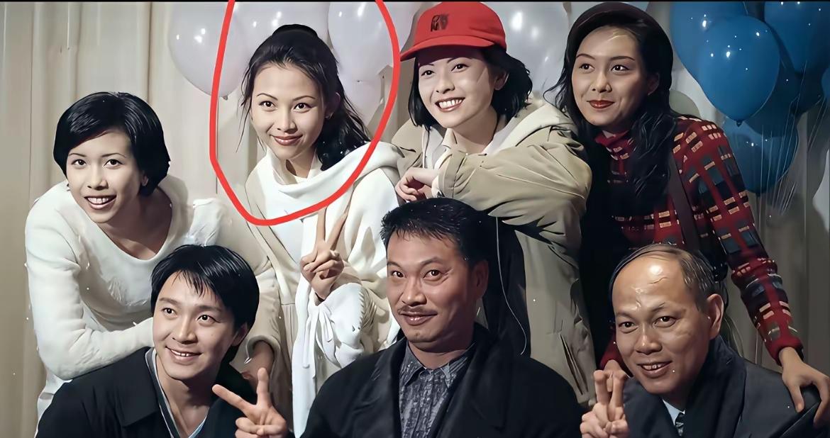 中间那个是牛夫人吧[大笑]以前叫人家小甜甜，现在叫人家牛夫人[捂脸哭]当年太嫩