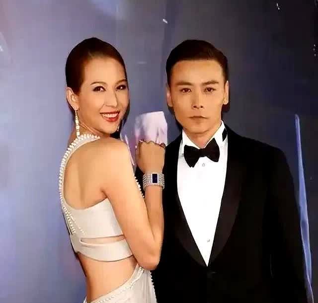 有一次，蔡少芬回家跟张晋说：“我给你按摩一下子宫吧。”张晋惊讶地说：“子宫？我一