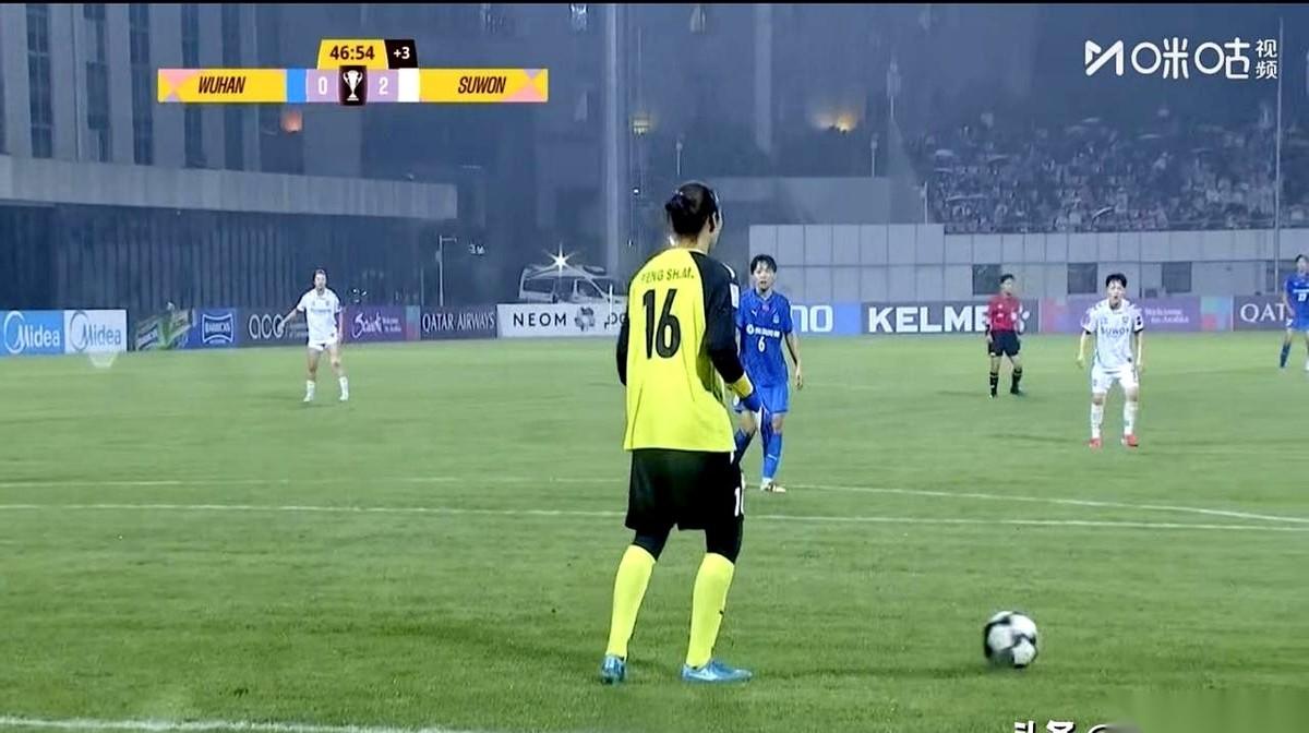 亚冠四分之一决赛，武汉女足对水原FC。上半场还没结束，记分牌上就挂着一个扎眼的