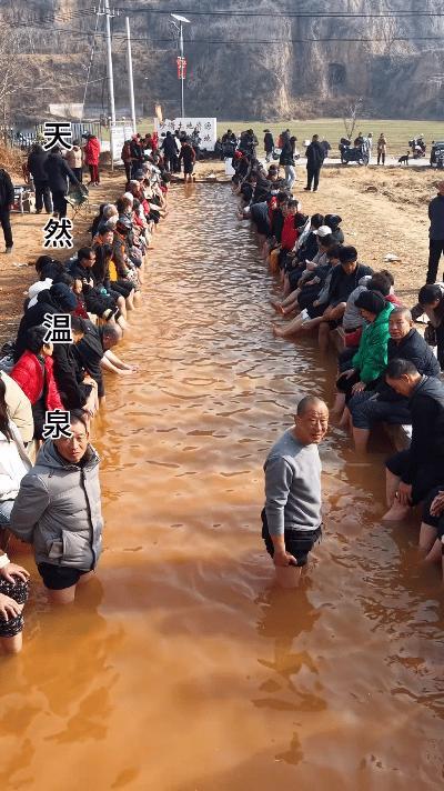 沉睡了30多年的枯井，突然涌出了温泉水，这在郑州当地，成了一件稀罕事。这口井